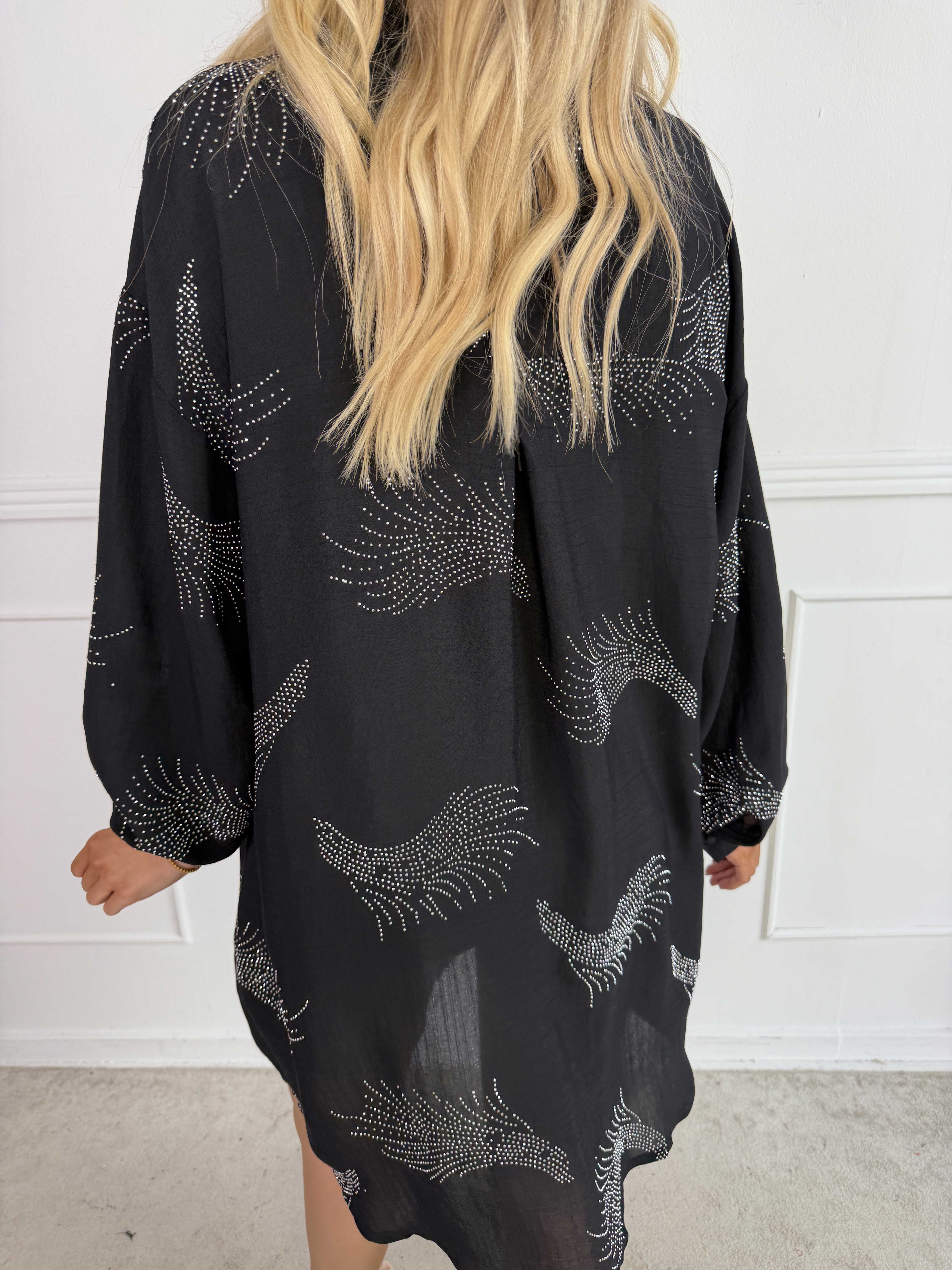 Heidy Long - Plus size skjortklänning med fina strass och pärlbroderad manschett